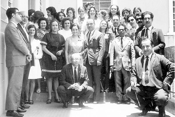 Esta foto, cedida pelo Ademir Pedro de Souza, da Nena Viagens, foi feita no ano de 1972 (portanto, há quase 40 anos!), no prédio da antiga Faculdade de Filosofia Ciências e Letras de Franca. Professores e alunos se misturavam na ocasião. Vamos relacioná-l